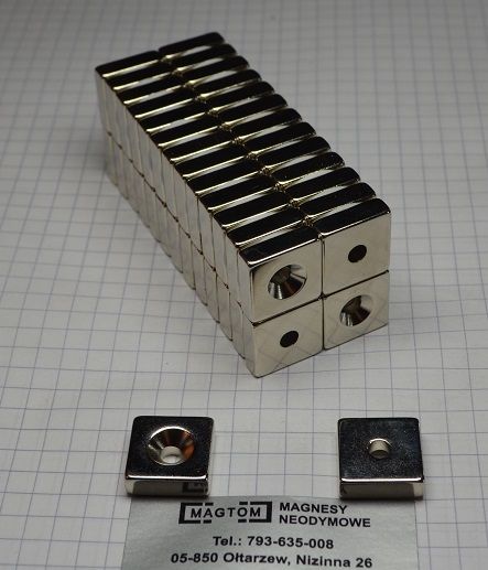 Magnes neodymowy pod wkręt 15x15x5 jeden otwór pod stożek
