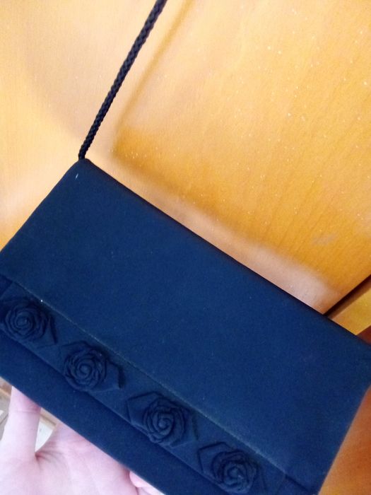 Mala preta elegante com espelho e alça de ombro