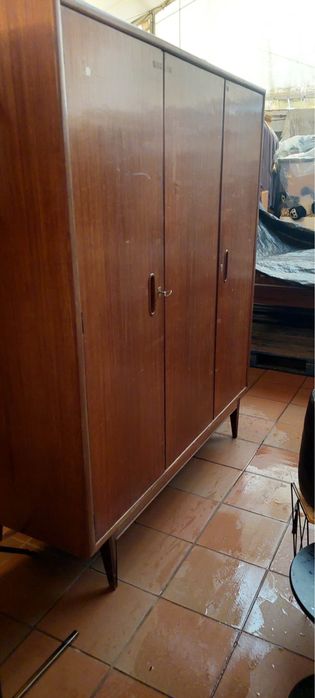 Roupeiro de 2 portas madeira escura