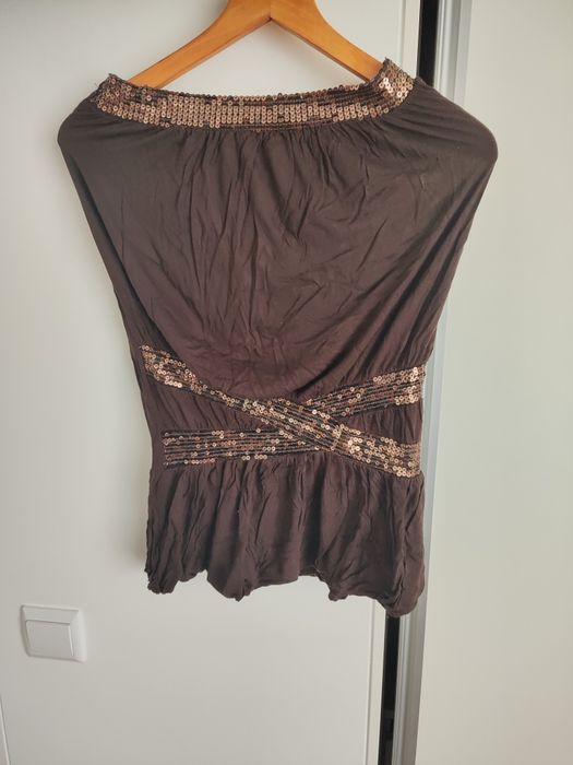 Top castanho sem ombros
