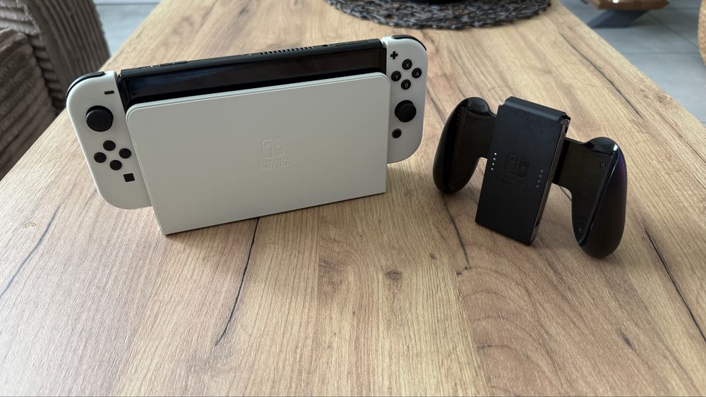 Konsola Nintendo Switch OLED + etui + gra w super stanie!