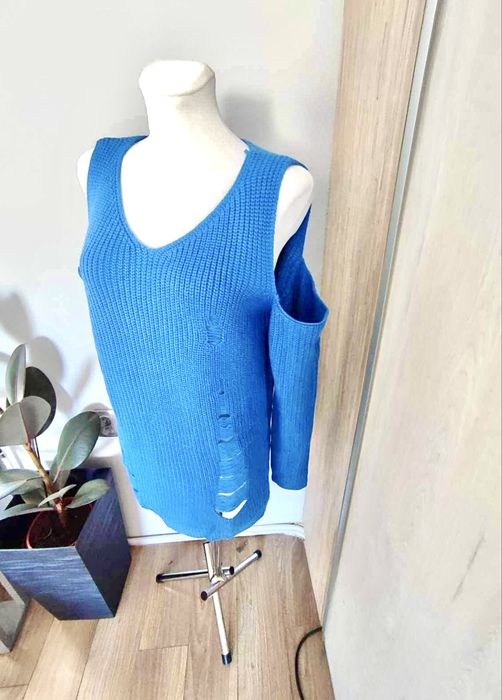 Sweter niebieski z dziurami dekolt rozmiar uniweresalny