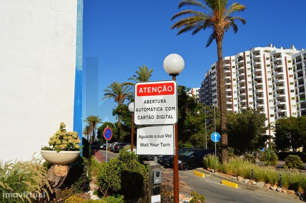 Apartamento T1 Mobilado e Equipado no Clube Praia da Rocha, a 300m do