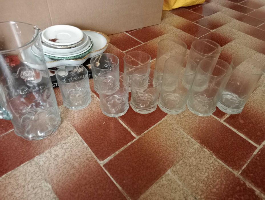 Vários artigos loiça, metais, decoração.