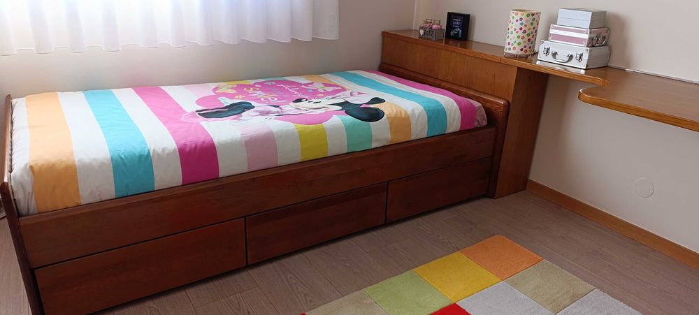 Cama solteiro e secretária