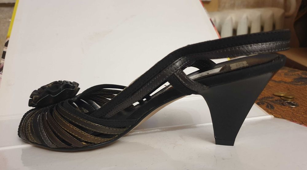 Вінтажні босоніжки з квіткою р. 38 Нові