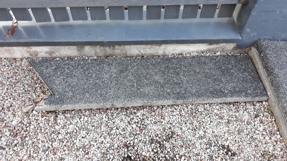 Obrzeże grobu ,Podest schodowy-PARAPET -