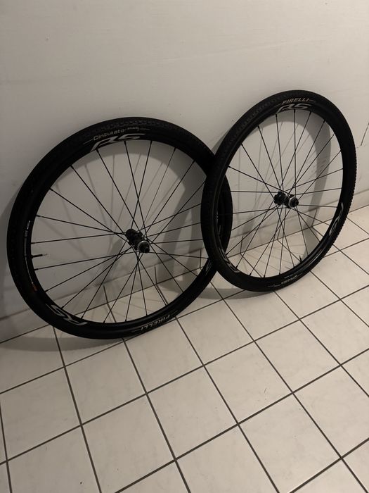 Koła gravel Shimano GRX z oponami Pirelli