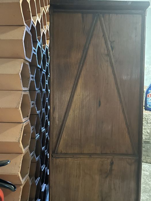 Móvel em madeira, com prateleira em bom estado