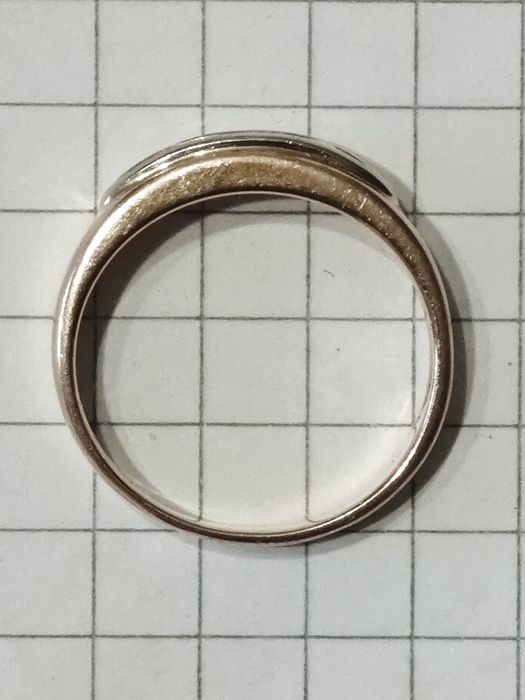 Золота каблучка, з діамантами 0.18ct, 585 проба.