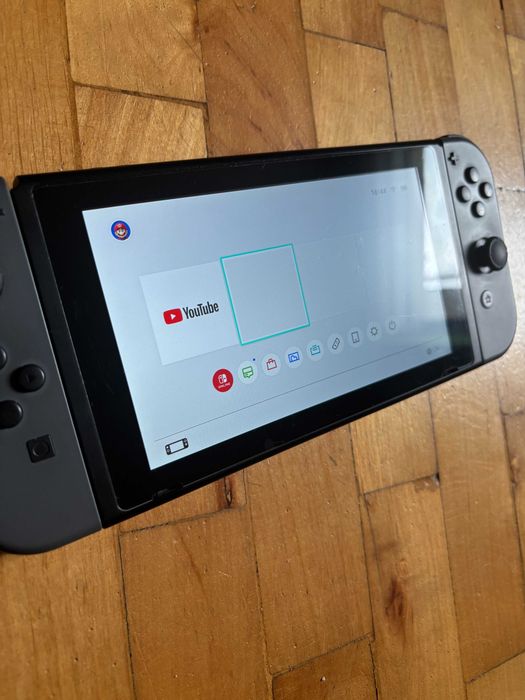 Konsola Nintendo Switch + etui