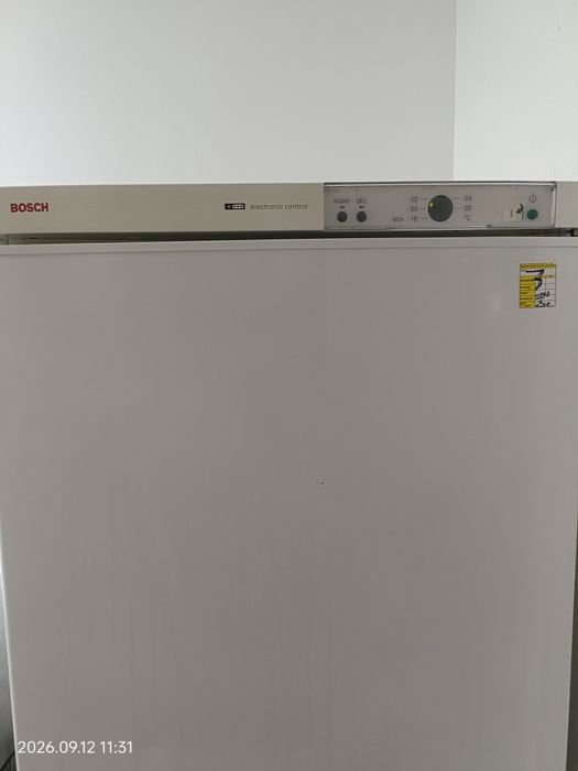 Arca vertical e um frigorífico pequeno
