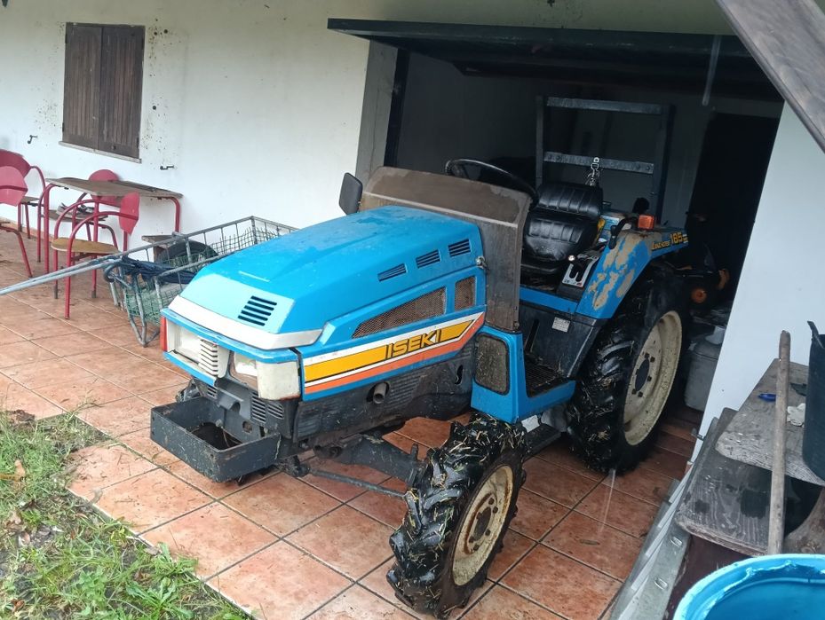Trator e capinadeira