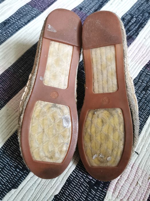 CHANEL kultowe espadryle skórzane