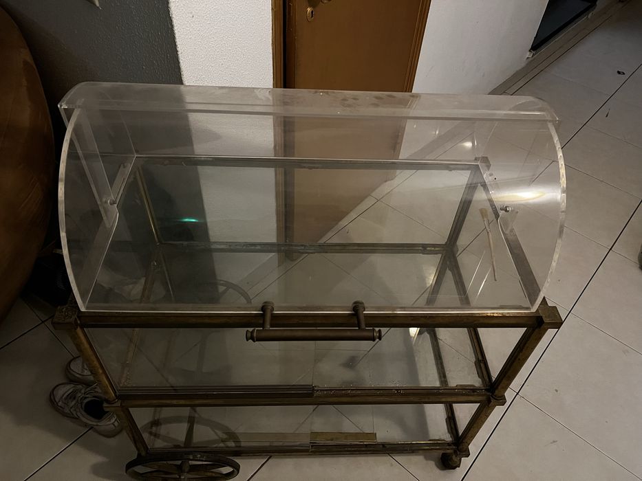 Carrinho de sobremessas em latão