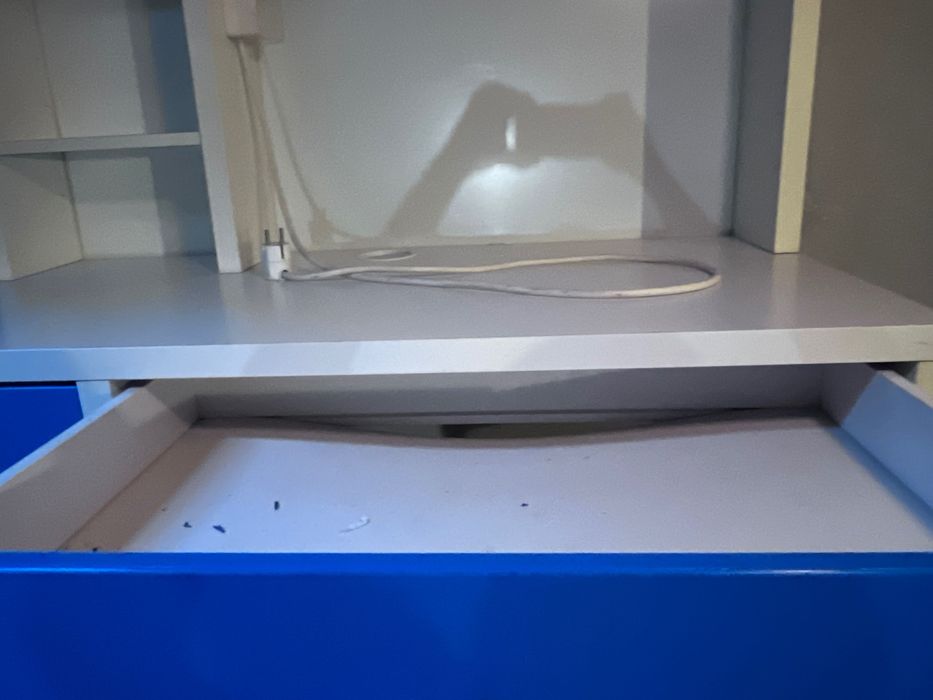 Secretária IKEA com extensão deslizante e tomada integrada – 105x50 cm