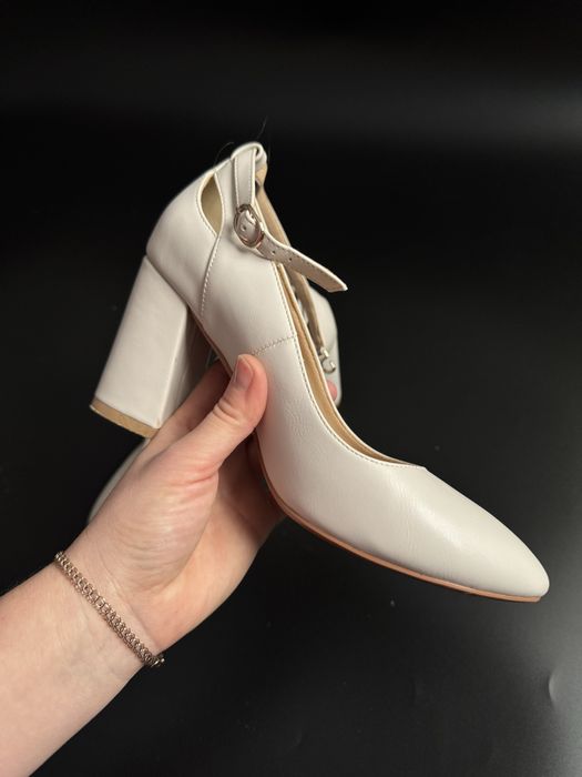 Жіночі туфлі у бежевому кольорі