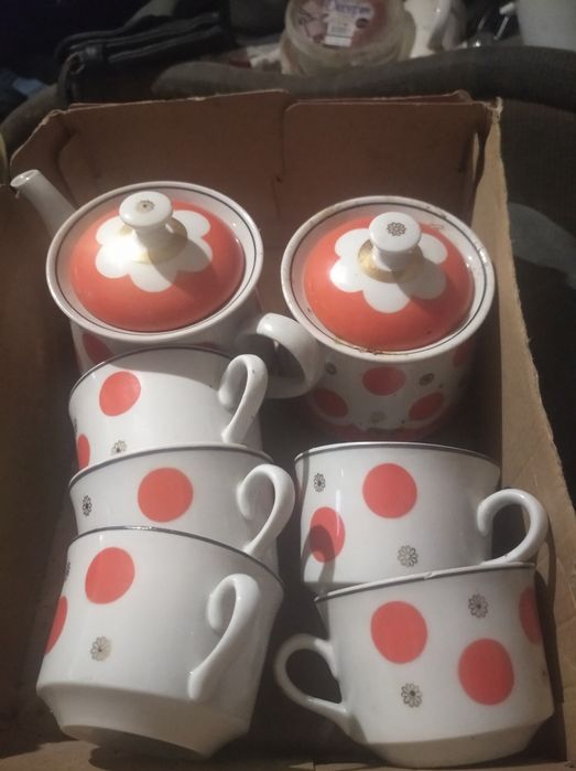 сервиз чашки и чайники и сахарница