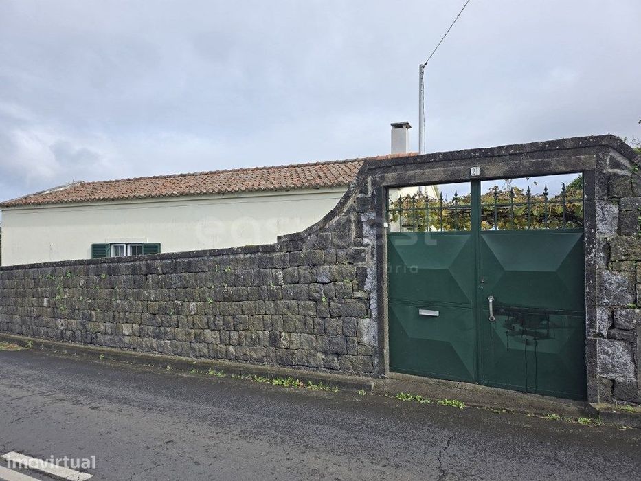 Moradia T3 nas Capelas com Terreno com Viabilidade de Construção