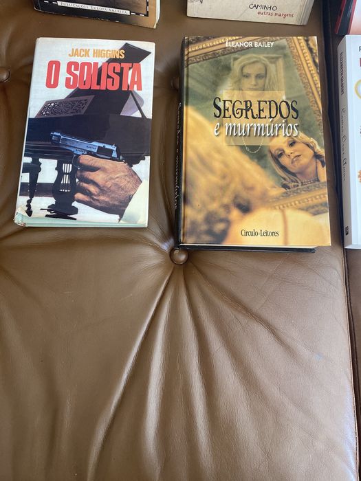 livros de diferentes escritores