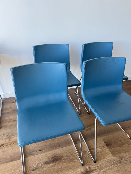 Conjunto cadeiras em pele