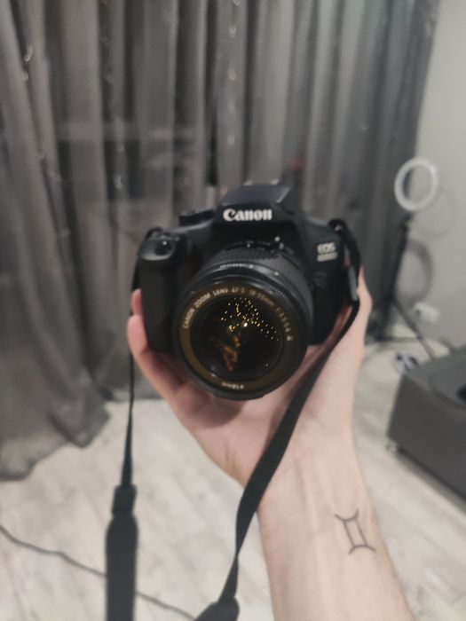 Дзеркальний фотоапарат Canon EOS 4000D