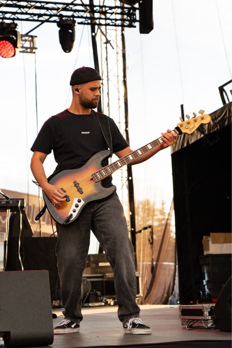 Lekcje gry na gitarze basowej. Nauka gry na basie. Wrocław lub ONLINE