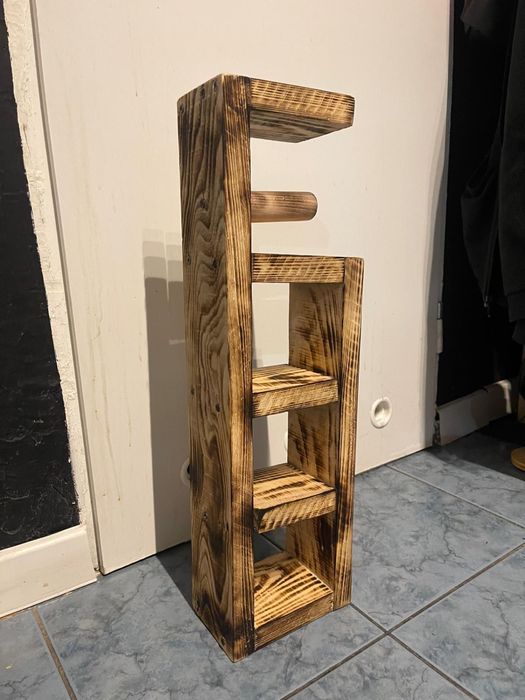 Półka z drewna na papier