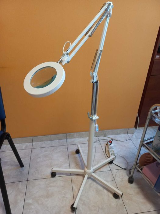 Lampa kosmetyczna z lupą i stojakiem
