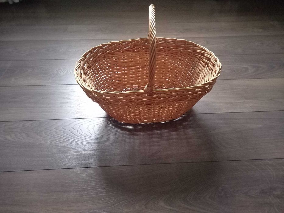 Mesa, baú e cestas em verga