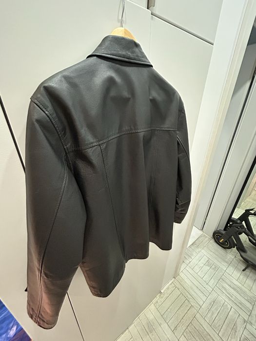 Класична чорна шкіряна куртка