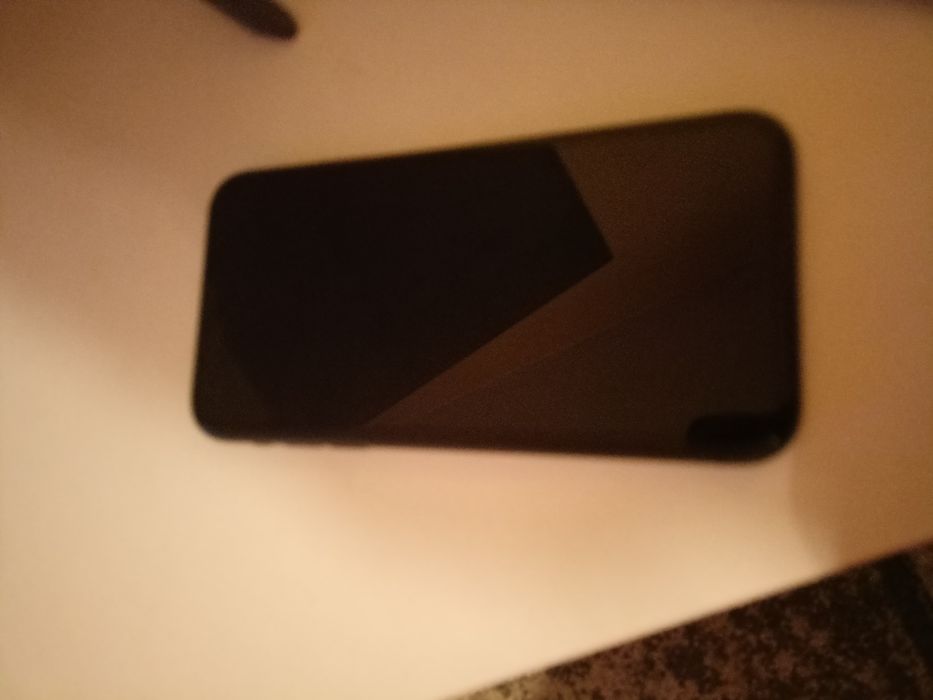 Iphone 11 w batdzo dobrym stanie .