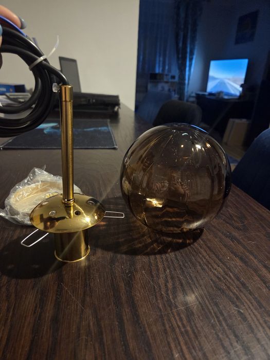 lampa wisząca ze szklanym kloszem