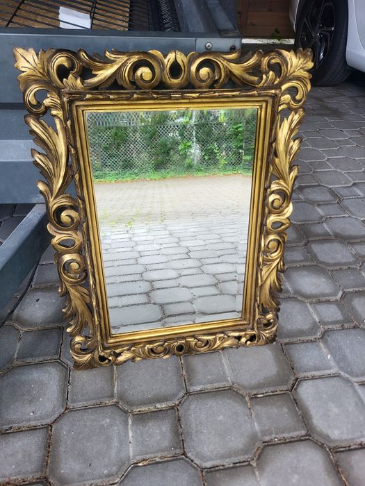 Stylowe lustro w ozdobnej złotej ramie 60 × 46 cm – klasyczne, retro, glamour