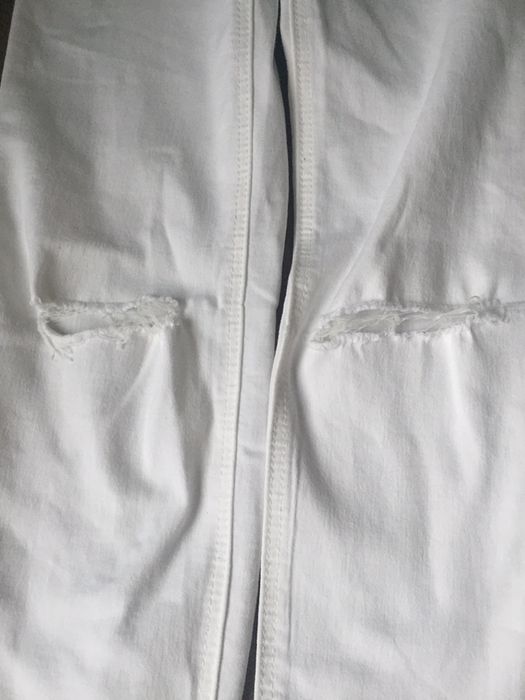 Jeansy białe z dziurami