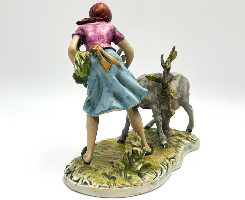 Figurka: „Dziewczyna karmiąca kozę” Capodimonte, piękna, realistyczna