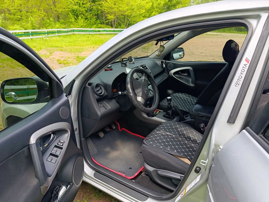 Автомобіль Toyota Rav 4