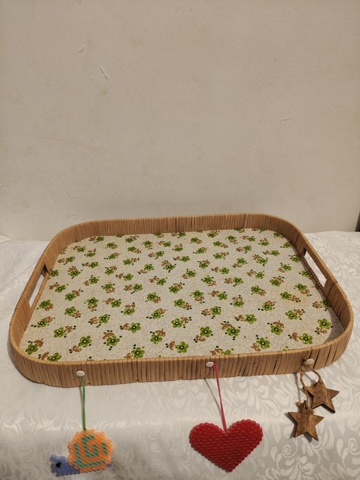 Piękna stara rattanowa taca