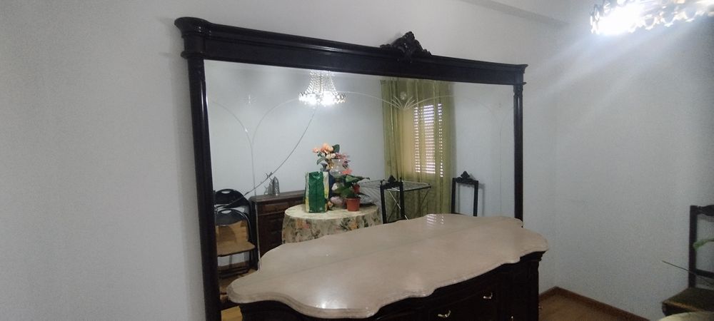 Móvel com o tampo em mármore e um espelho. Nota o espelho está rachado