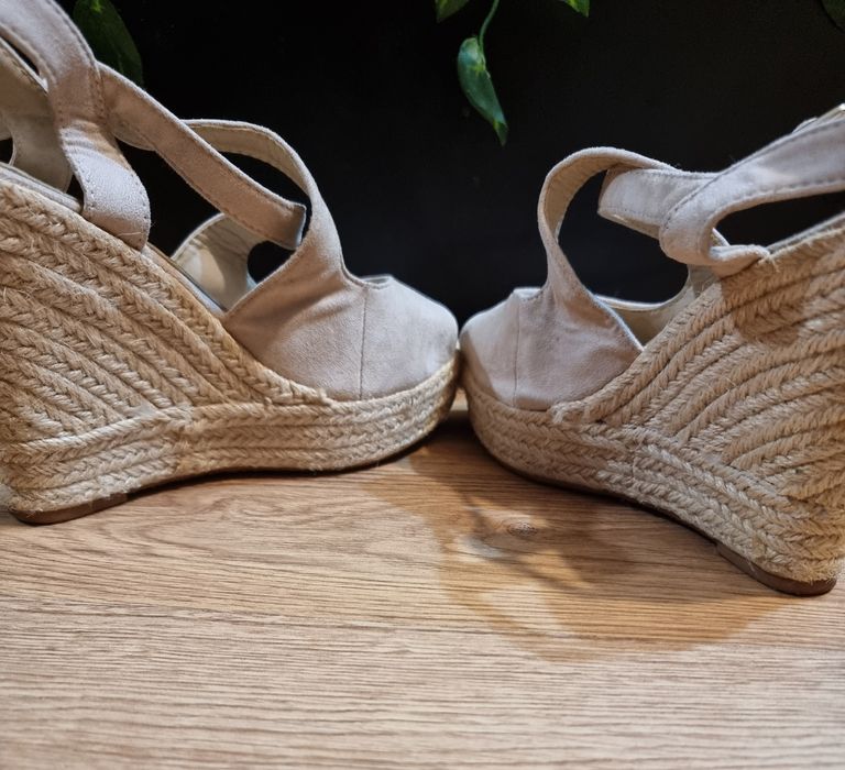 Koturny na słomianej podeszwie