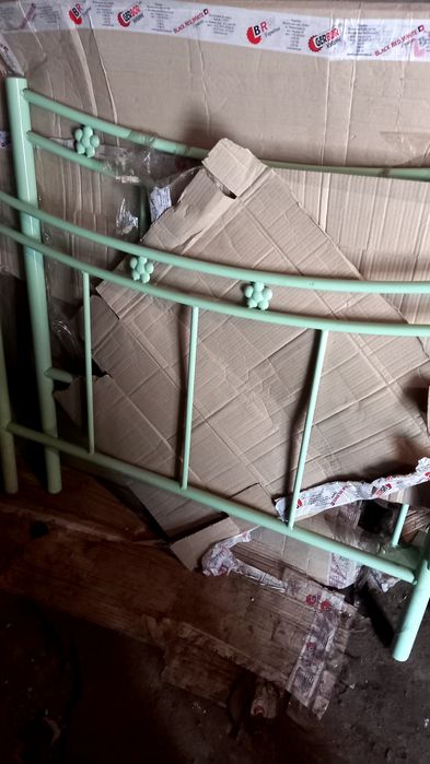 Кровать железная, крепкая с красивым изголовье