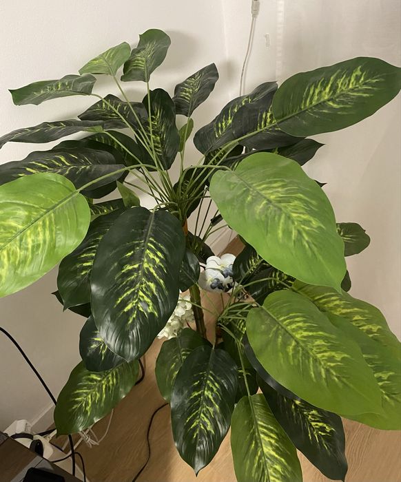 Vaso e planta sintética da loja Gato Preto