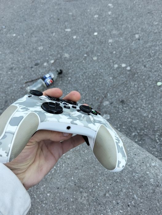 Dois comandos da xbox one s semi novos