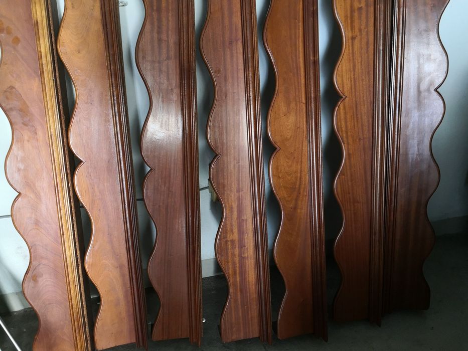 Mesa rústica madeira maciça e sanefas em madeira