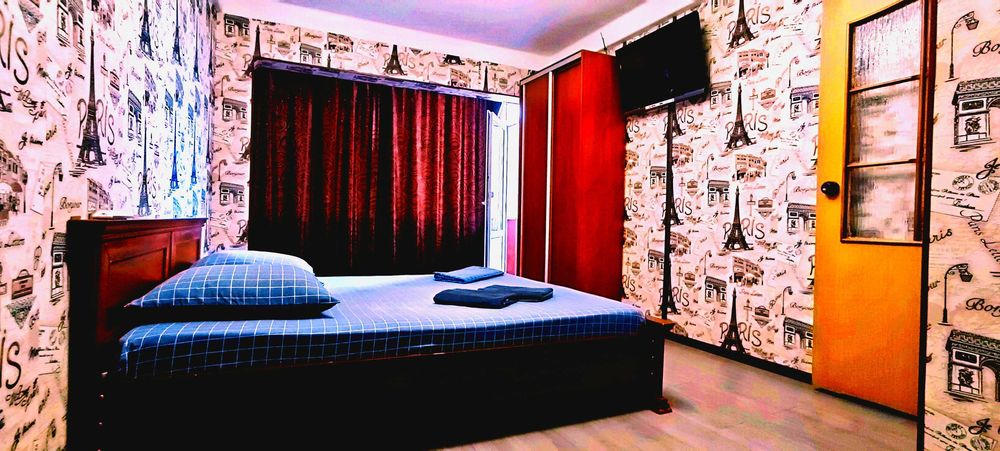 Оболонский пр-т. метро "Героев Днепра"  "Dream berry"-1 минута ходьбы.
