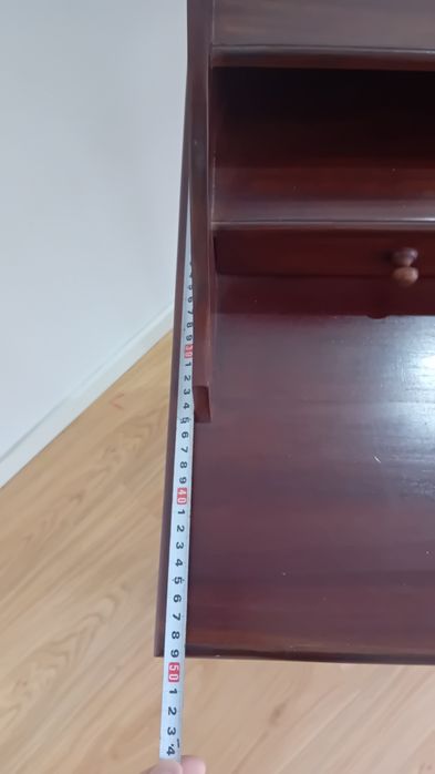 Cómoda em madeira clássica