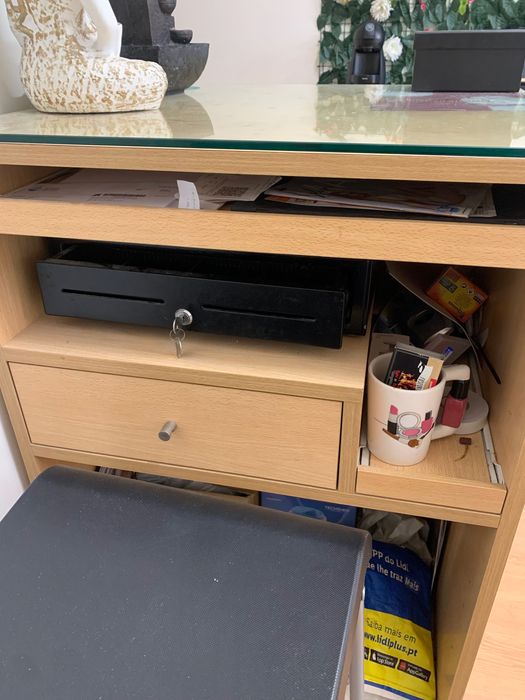 Balcão loja em madeira + cadeira + caixa registadora