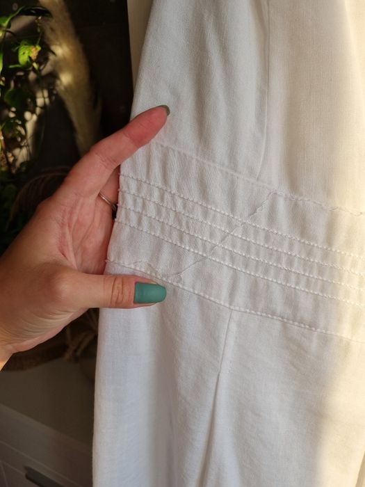 Biała elegancka sukienka krótka do kolan lniana