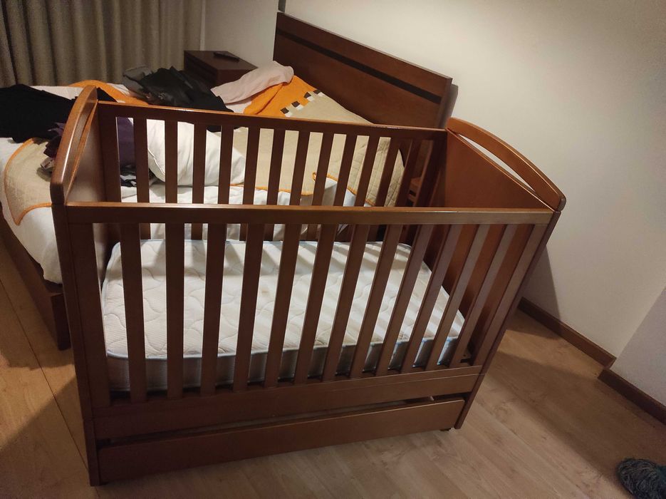 Cama  de  bebê em bom estado com colchão