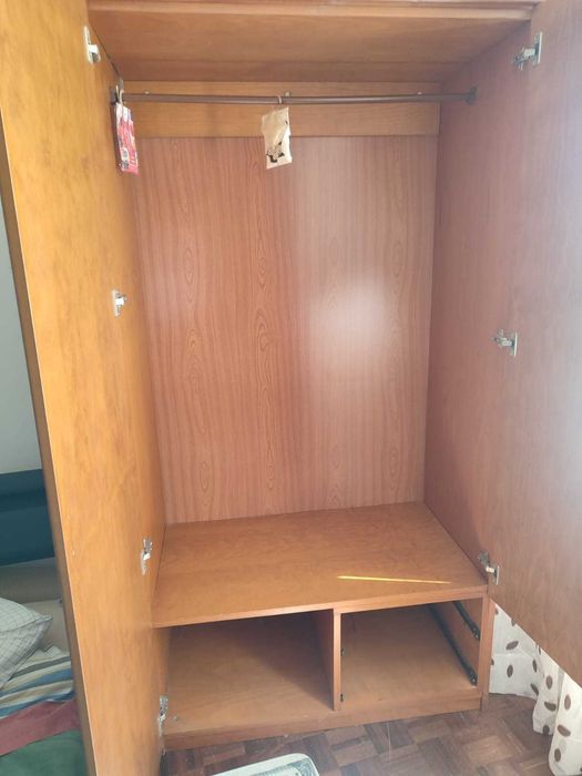Roupeiro Duas portas com gavetas usado para desocupar